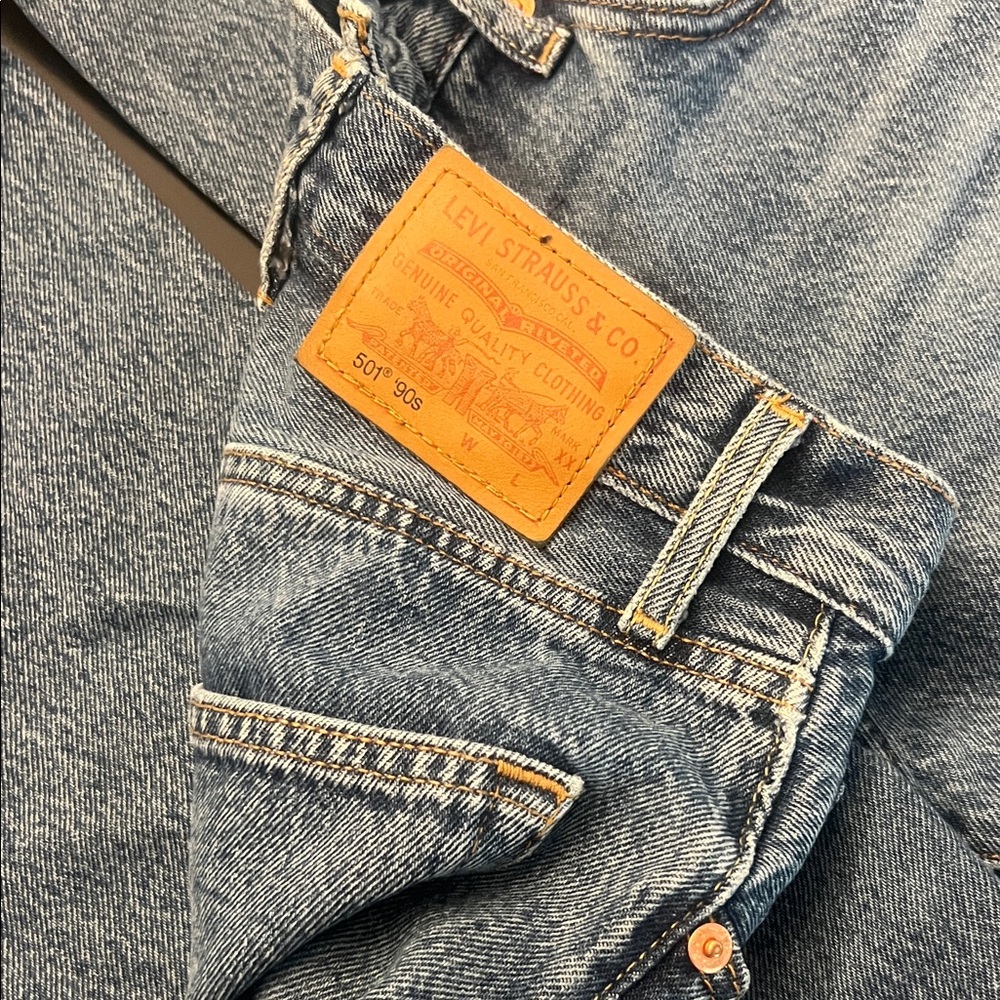 Levi's Women's 501 90s classic blue tailored to 25